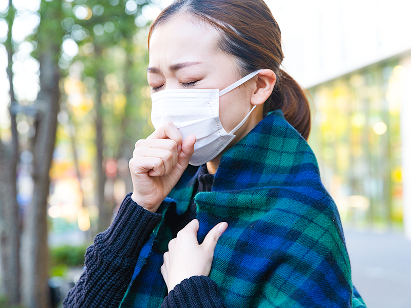 風邪を引いた女性